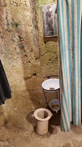 12-toaleta_w_jaskini-domu_-_matera.jpg