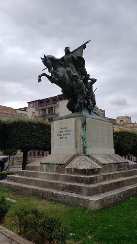 23-_pomnik_zolnierzy_poleglych_w_i_wojnie_swiatowej_-_gravina_in_puglia.jpg