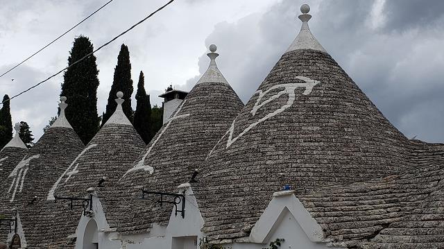 06-dachy_domkow_trulli_ze_znakami.jpg