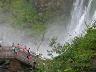 32-turysci_podziwiaja_wodospad_iquacu-argentina