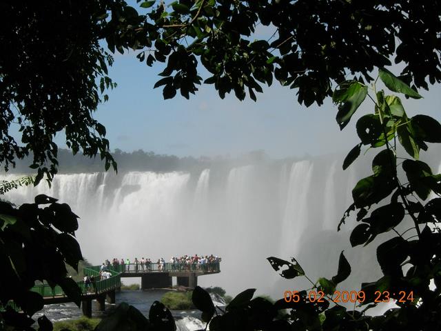 35-wodospad_iguacu_podziwiany_przez_turystow.jpg