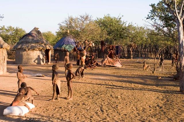 34-wioska_zamieszkala_przez_plemie_-_himba.jpg