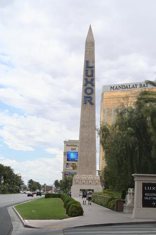 43-iglica_przed__hotelem_-_luxor_-_las_vegas.jpg