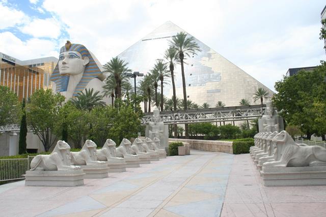 44-wjazd_do_hotelu_-_luxor_-_las_vegas.jpg