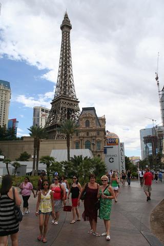 60-sasiedztwo_kopii_wiezy_eiffla_i_hotelu_-_paris_w_las_vegas.jpg