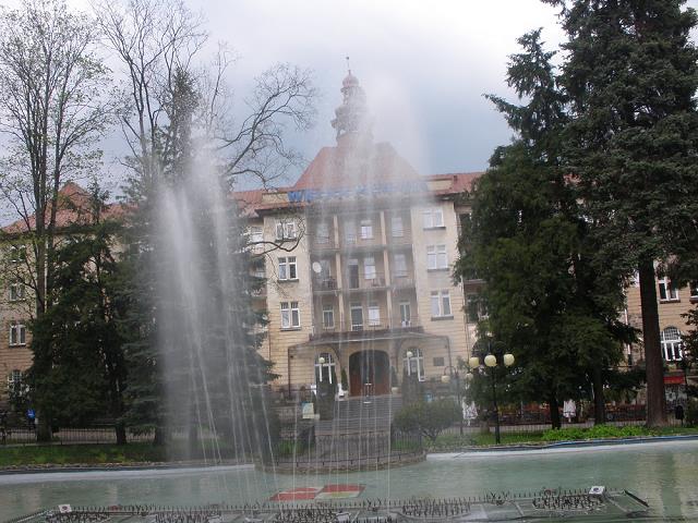 18-fontanna_-kolorowa_przed_sanatorium_wielka_pieniawa.jpg