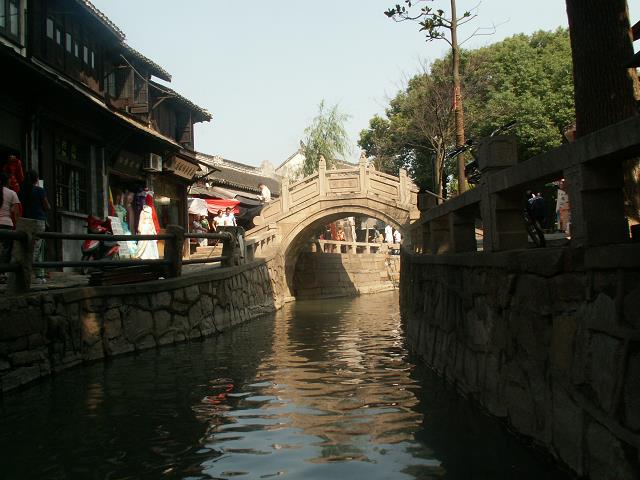 96-jeden_z_kanalow_w_luzhi_niedaleko_suzhou.jpg