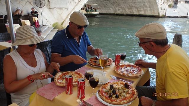 33-pizza_w_restauracji_-_al_buso.jpg