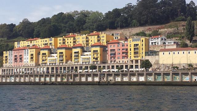 61-domy_nad_brzegiem_rzeki_douro_w_porto.jpg