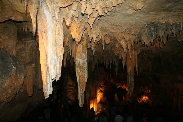 12-stalaktyty_i_zwiedzajacy_grote.jpg