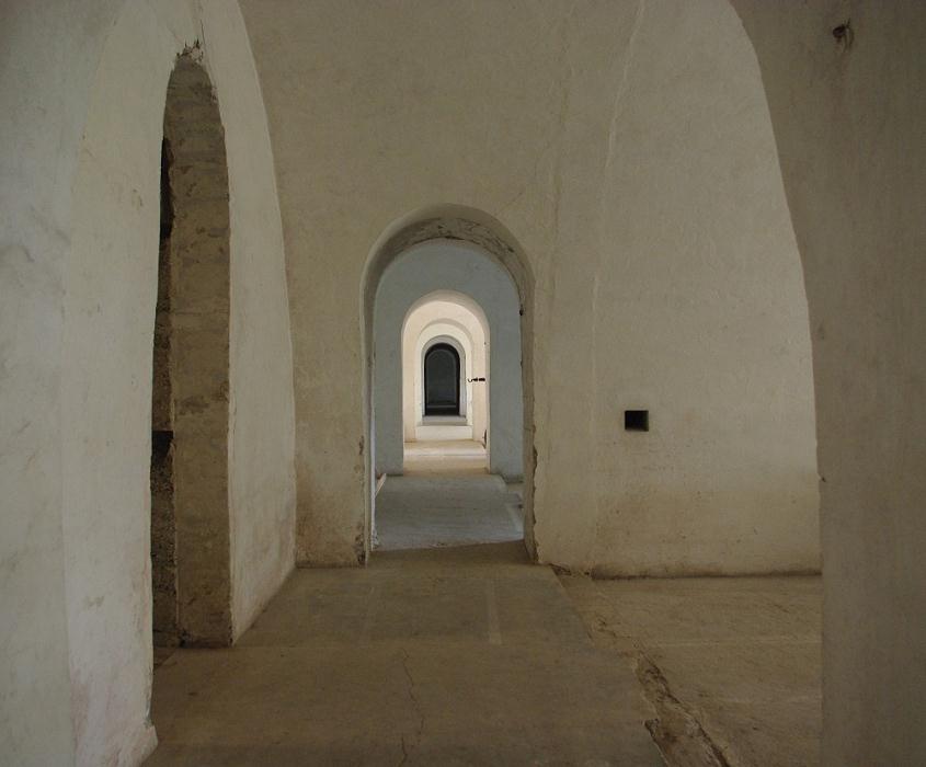 87-fort_12-korytarz-zaloga_fortu-6_oficerow_i_310_zolnierzy.jpg