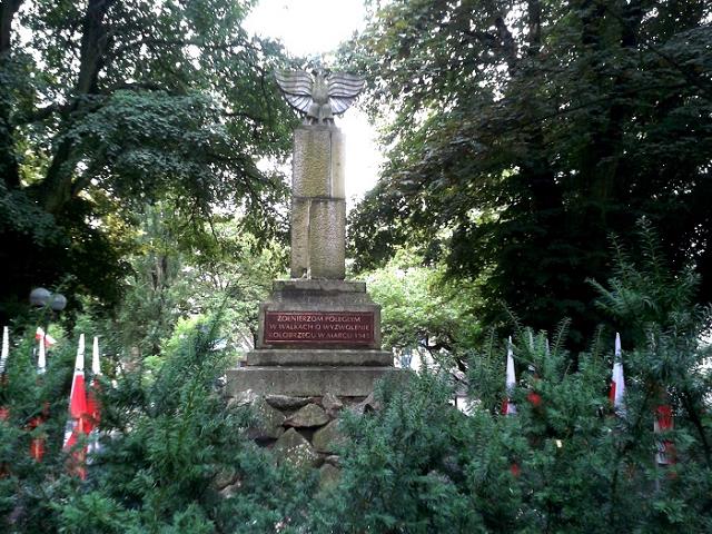 04-pomnik_poleglym_zolnierzom_w_1945r.jpg
