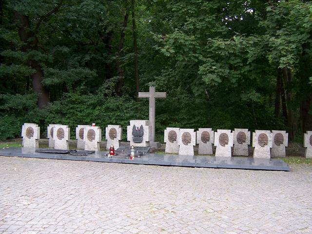 28-westerplatte_-_cmentarz_obroncow.jpg