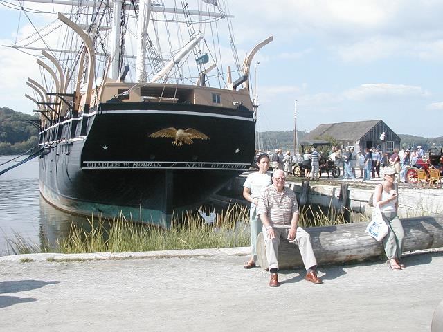 24-andrzej_i_aneta_przed_statkiem_wielorybniczym_-_charles_w._morgan.jpg
