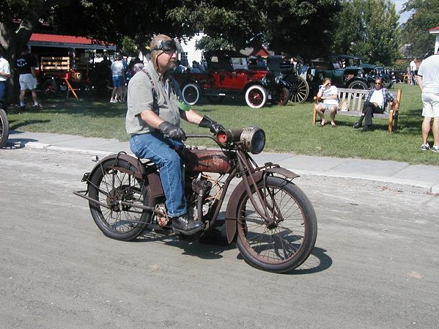 51-motocyklista_na_zlocie_dawnych_pojazdow_w_muzeum.jpg