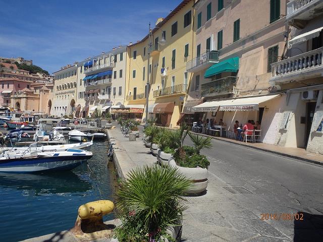 42-uliczka_portoferraio_przy_zatoce.jpg