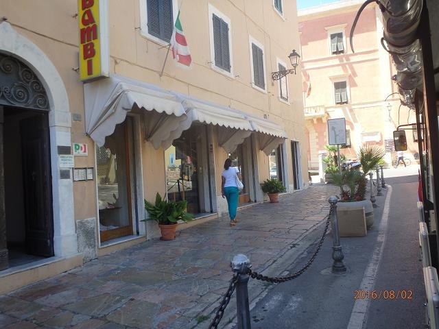 46-uliczka_w_miescie_portoferraio.jpg