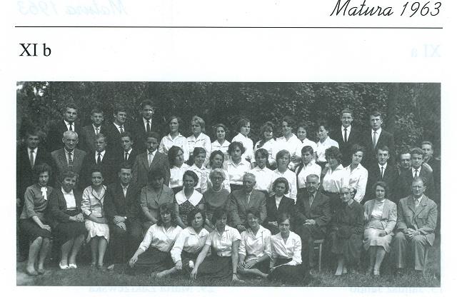 27-matura_-_klasa_11a_i_11b_oraz_grono_nauczycielski.jpg