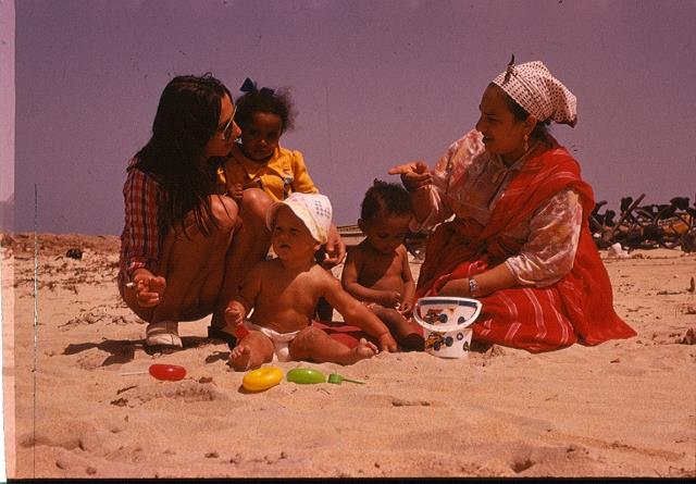 08-elzbieta_-_karolina_oraz_arabka_z_dzieckiem_-_libia_1980.jpg