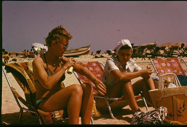 16-l_-teresa_i_ewa_na_plazy_w_rejonie_tripoli-1977.jpg