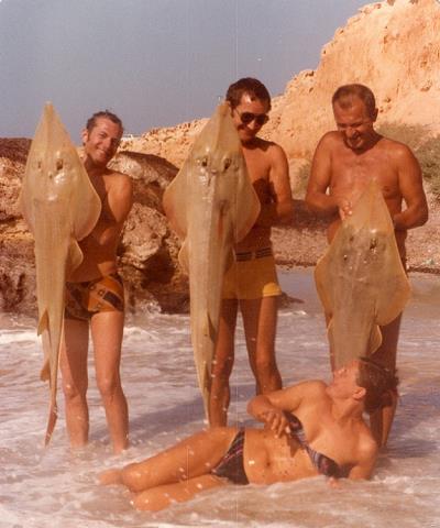 29-libia-_1977-karol-jozek-_andrzej_-lezy_-_hanka.jpg