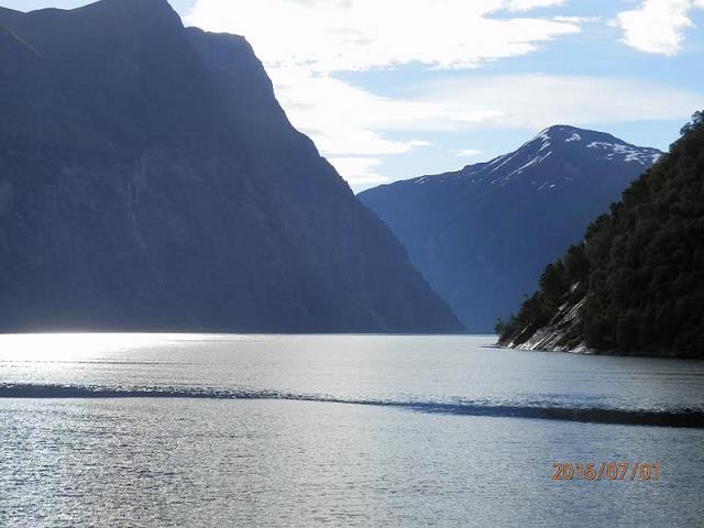 07-fiord_geiranger_z_pokladu_promu.jpg