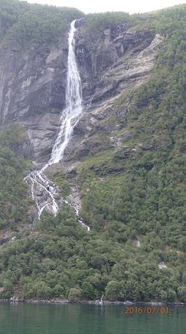 08-jezor_wodospadu_na_zboczach_fiordu_geiranger.jpg