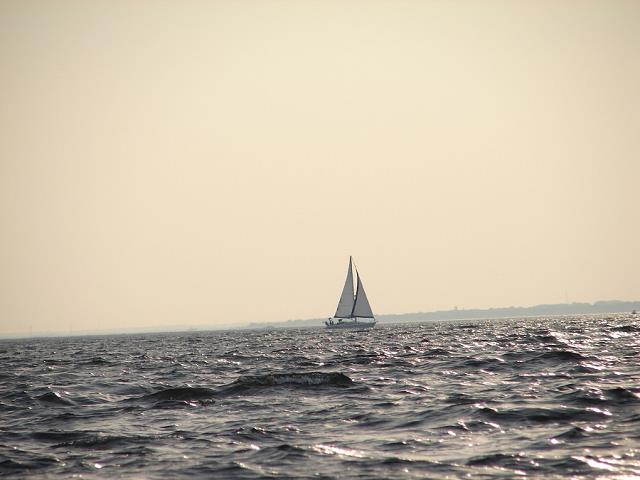 13-samotny_bialy_jacht-17_lipiec.jpg