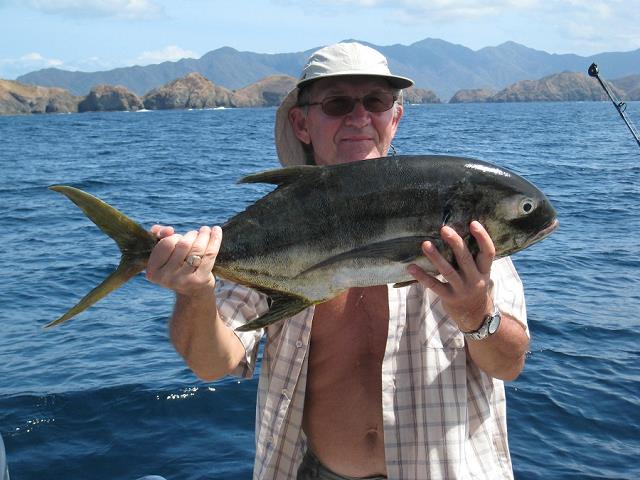 25-jozek_ze_swoim_crevalle_jack-papagayo_bay.jpg