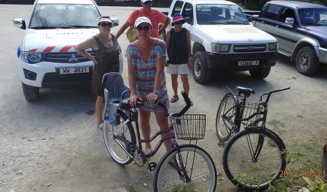 30-beatka_wyrusza_na_10_km_przejazdzke_wokol_wyspy_maupiti-_p.f._2015.jpg