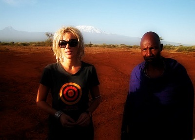 Ewa Chylak-Winska i Masaj na tle Kilimandzaro w Afryce