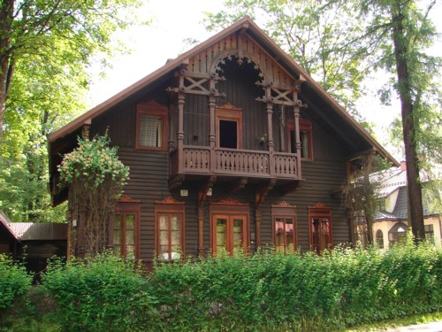 06-Klasyczny dom goralski w Zakopanem z okresu Rajdu