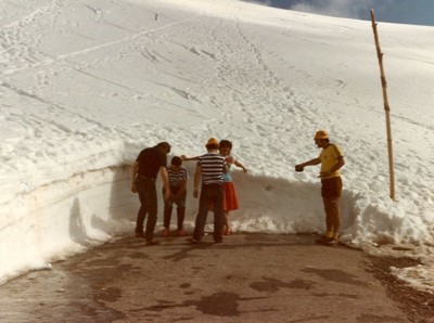06-Zablokowana droga w gorach Sierra Nevada-czerwiec 1984.jpg