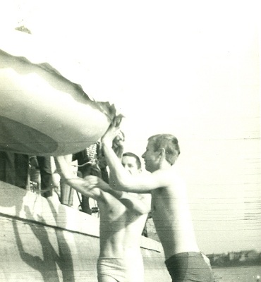 03-Jozef Kolodziej i Andrzej Bienussa spuszczaja ponton do Wisly-30 kwiecien 1966