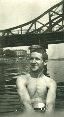 06-Jacek Kolodziej pod krakowskim mostem-sierpien 1967