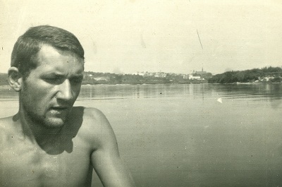 09-Jozef Kolodziej na pontonie podczas drugiego splywu -tuz przed Sandomierzem-sierpien 1967