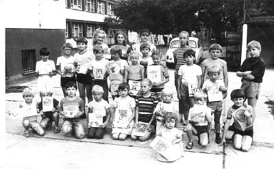 05-Dzieci z turnusu przed DW w Jelitkowie, w tym nasza trojka -lato 1986