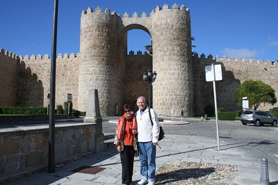 Ewa i Jozek przed brama st Vincente w Avila.JPG