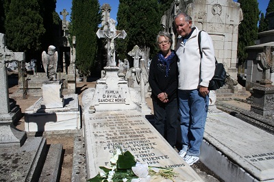 Wanda i Jozek przy grobie Juana-Avila.JPG