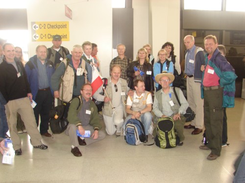 Uczestnicy wyprawy na lotnisku w Newarku