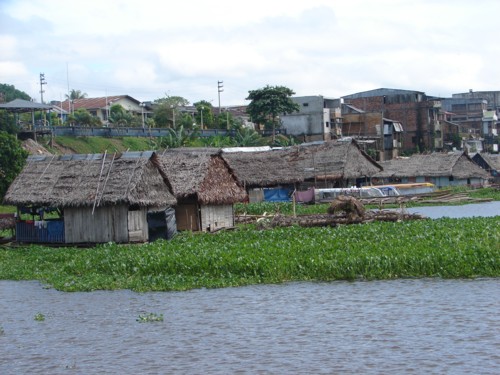 Dzielnica slumsow na wodzie w Iquitos