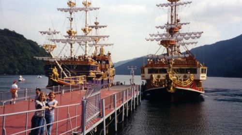 Autorka, Daisy i statki pirackie na jeziorzeAshi