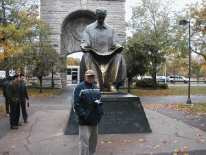 Andrzej przy pomniku Tesl