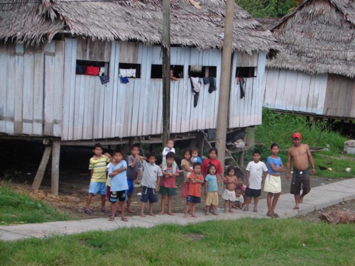 Indianskie dzieci z wioski nad rzeka Amazonka