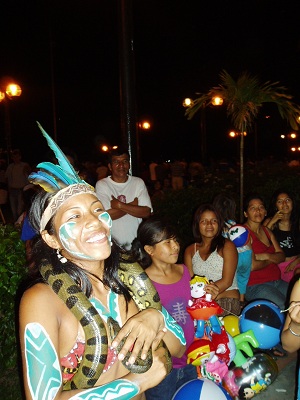 02-Indianka i anaconda w Iquitos