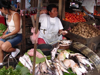 03-Handlarka ryb na targu w Iquitos
