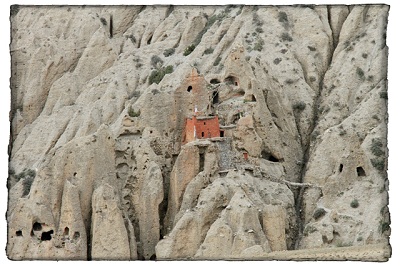 Klasztor Lori przyczepiony do skalnego zbocza.jpg