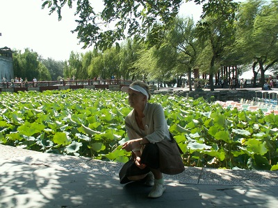 Dorota w parku przed Palacem Letnim w Pekinie.JPG