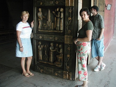 Spizowa brama w kosciele w Higuey-wyryte na niej pobyty Jana Pawla II w Dominikanie