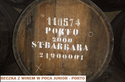 Beczka z winem w winiarni - Poca Junio
